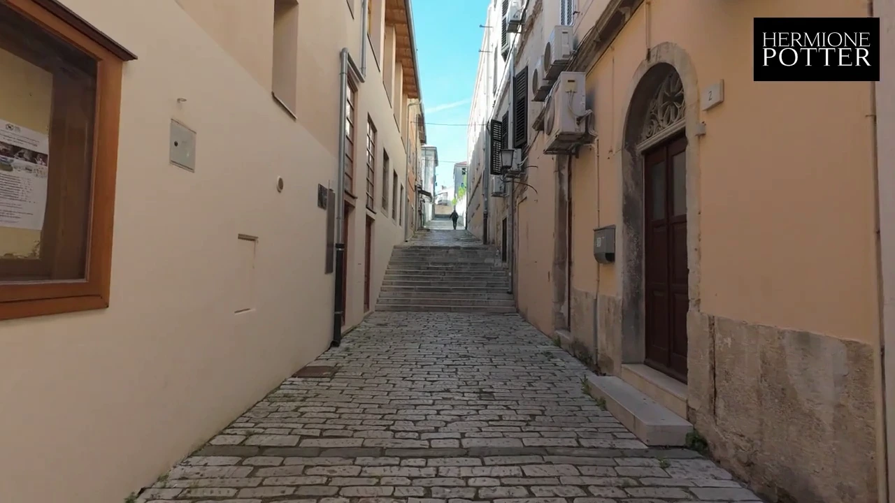 Public fun with a big ass babe in Pula, Croatia porn video